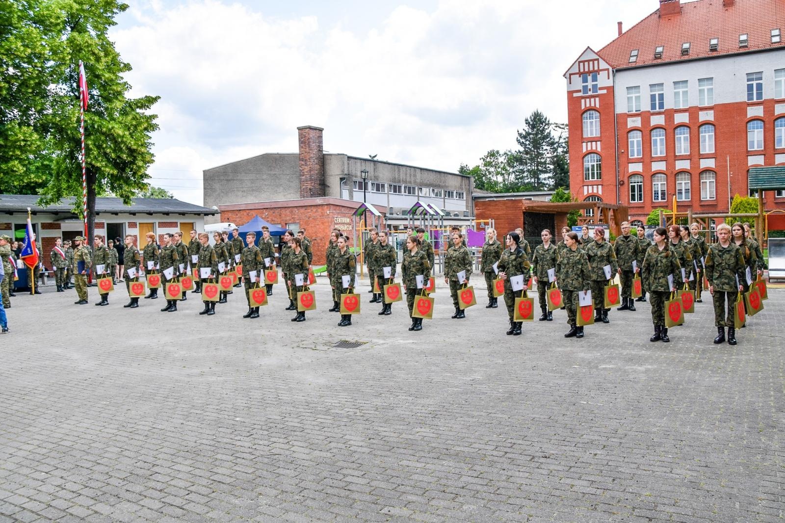 Zdjęcie w galerii na portalu naszraciborz.pl: Uczniowie ZSOMS złożyli dziś ślubowanie [FOTO i WIDEO] wiadomości z regionu