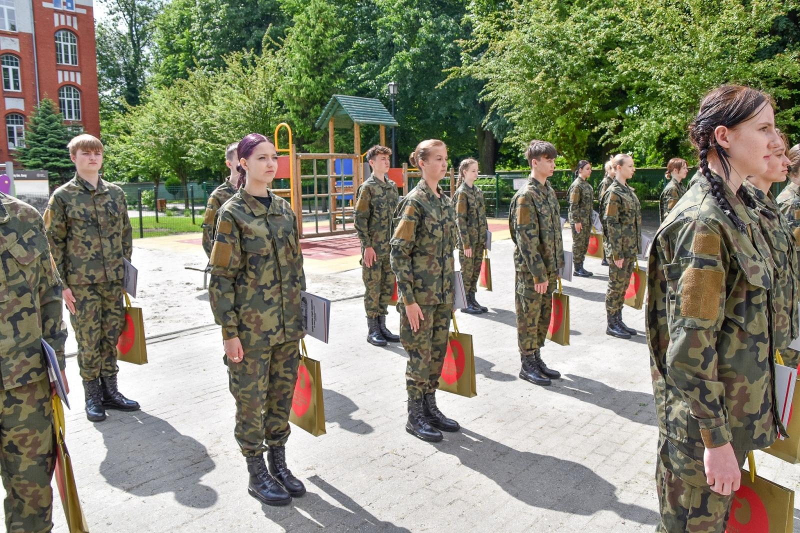 Zdjęcie w galerii na portalu naszraciborz.pl: Uczniowie ZSOMS złożyli dziś ślubowanie [FOTO i WIDEO] wiadomości z regionu