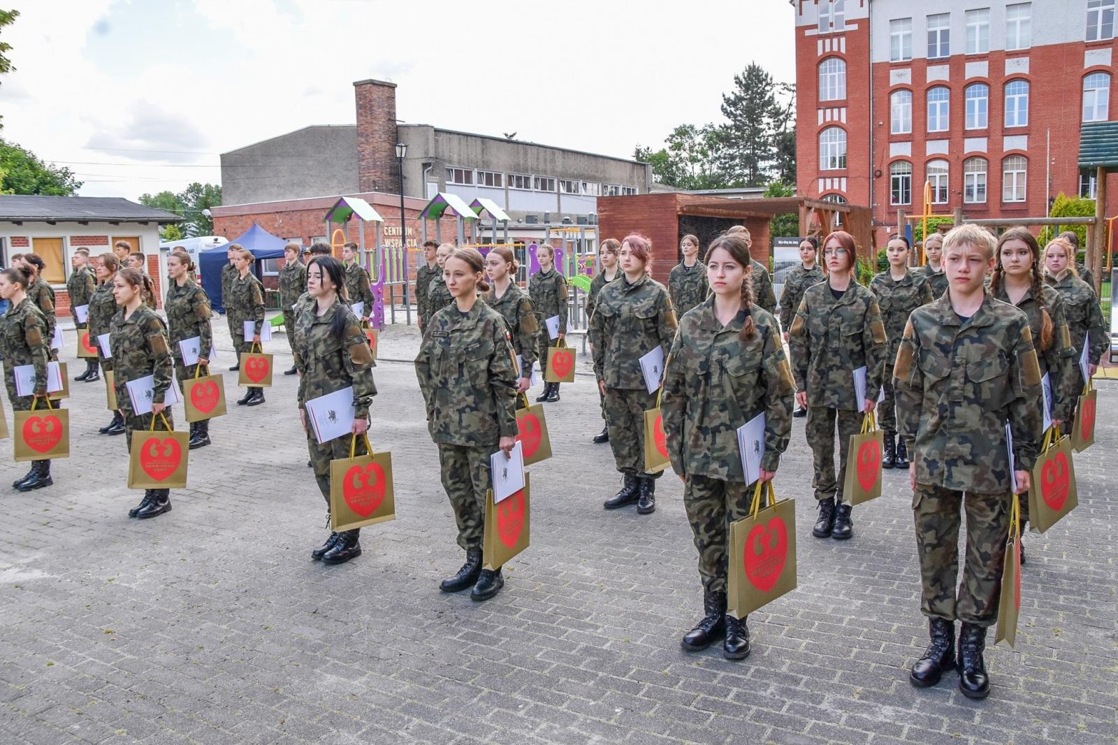 Zdjęcie w galerii na portalu naszraciborz.pl: Uczniowie ZSOMS złożyli dziś ślubowanie [FOTO i WIDEO] wiadomości z regionu