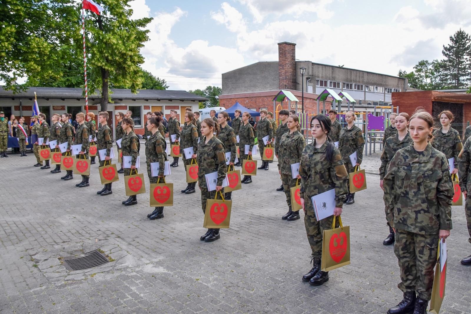 Zdjęcie w galerii na portalu naszraciborz.pl: Uczniowie ZSOMS złożyli dziś ślubowanie [FOTO i WIDEO] wiadomości z regionu
