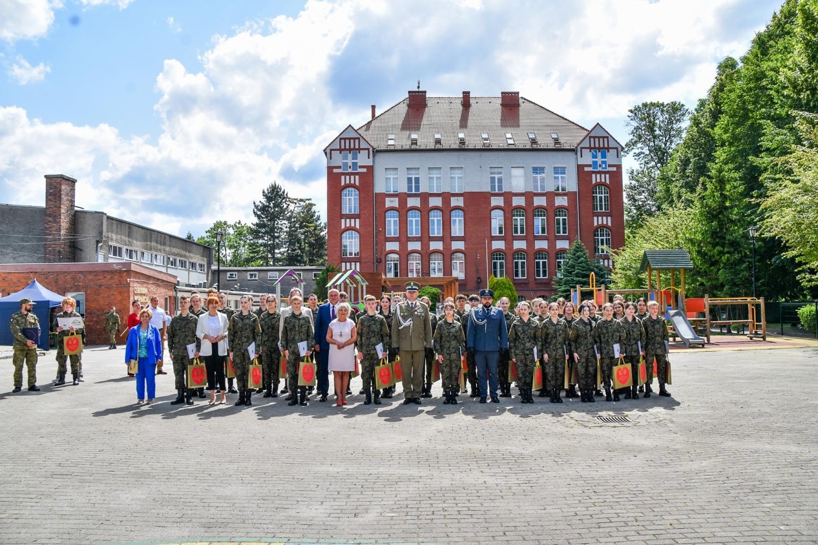Zdjęcie w galerii na portalu naszraciborz.pl: Uczniowie ZSOMS złożyli dziś ślubowanie [FOTO i WIDEO] wiadomości z regionu