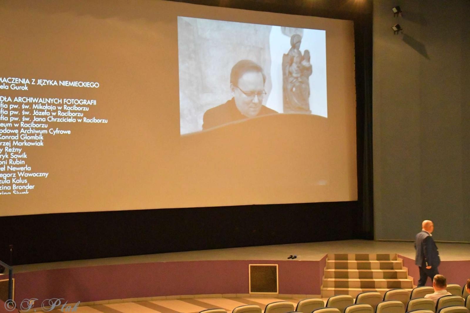 Zdjęcie w galerii na portalu naszraciborz.pl: Zapomniany wygnaniec i turbopolacy. Nowy film Adriana Szczypińskiego po kinowej premierze wiadomości z regionu