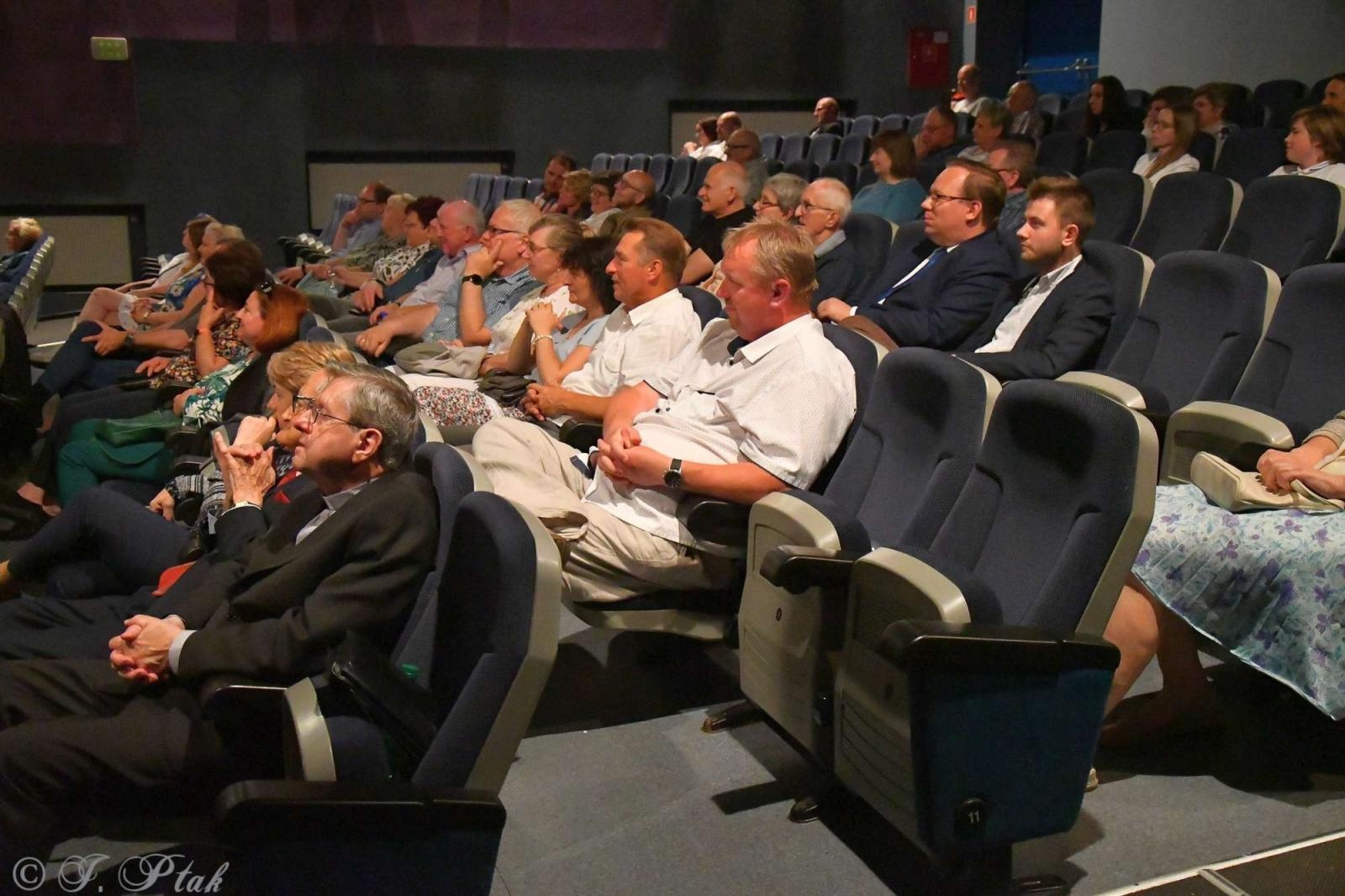 Zdjęcie w galerii na portalu naszraciborz.pl: Zapomniany wygnaniec i turbopolacy. Nowy film Adriana Szczypińskiego po kinowej premierze wiadomości z regionu