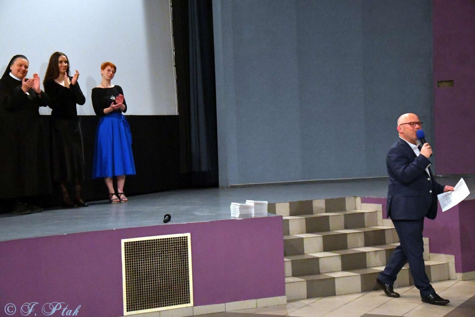 Zdjęcie w galerii na portalu naszraciborz.pl: Zapomniany wygnaniec i turbopolacy. Nowy film Adriana Szczypińskiego po kinowej premierze wiadomości z regionu