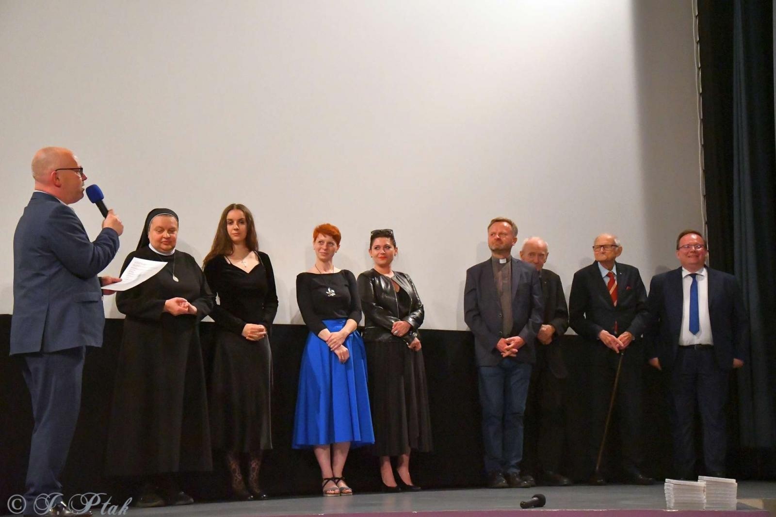 Zdjęcie w galerii na portalu naszraciborz.pl: Zapomniany wygnaniec i turbopolacy. Nowy film Adriana Szczypińskiego po kinowej premierze wiadomości z regionu