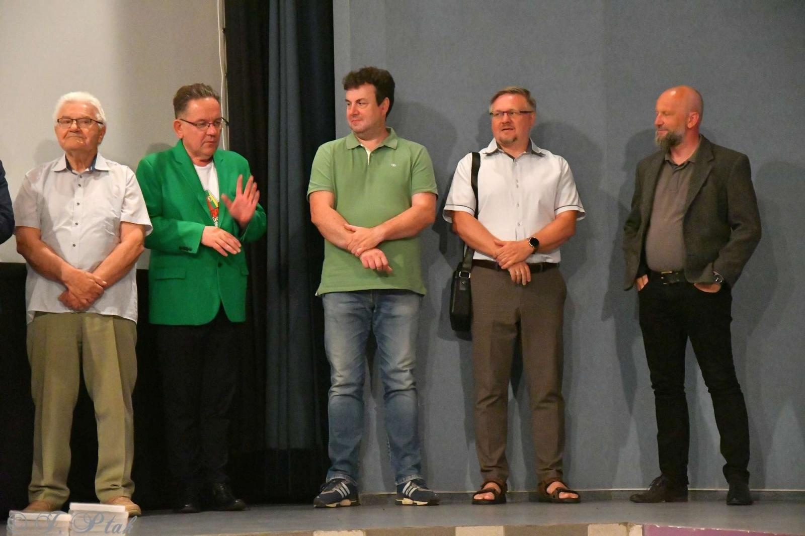 Zdjęcie w galerii na portalu naszraciborz.pl: Zapomniany wygnaniec i turbopolacy. Nowy film Adriana Szczypińskiego po kinowej premierze wiadomości z regionu