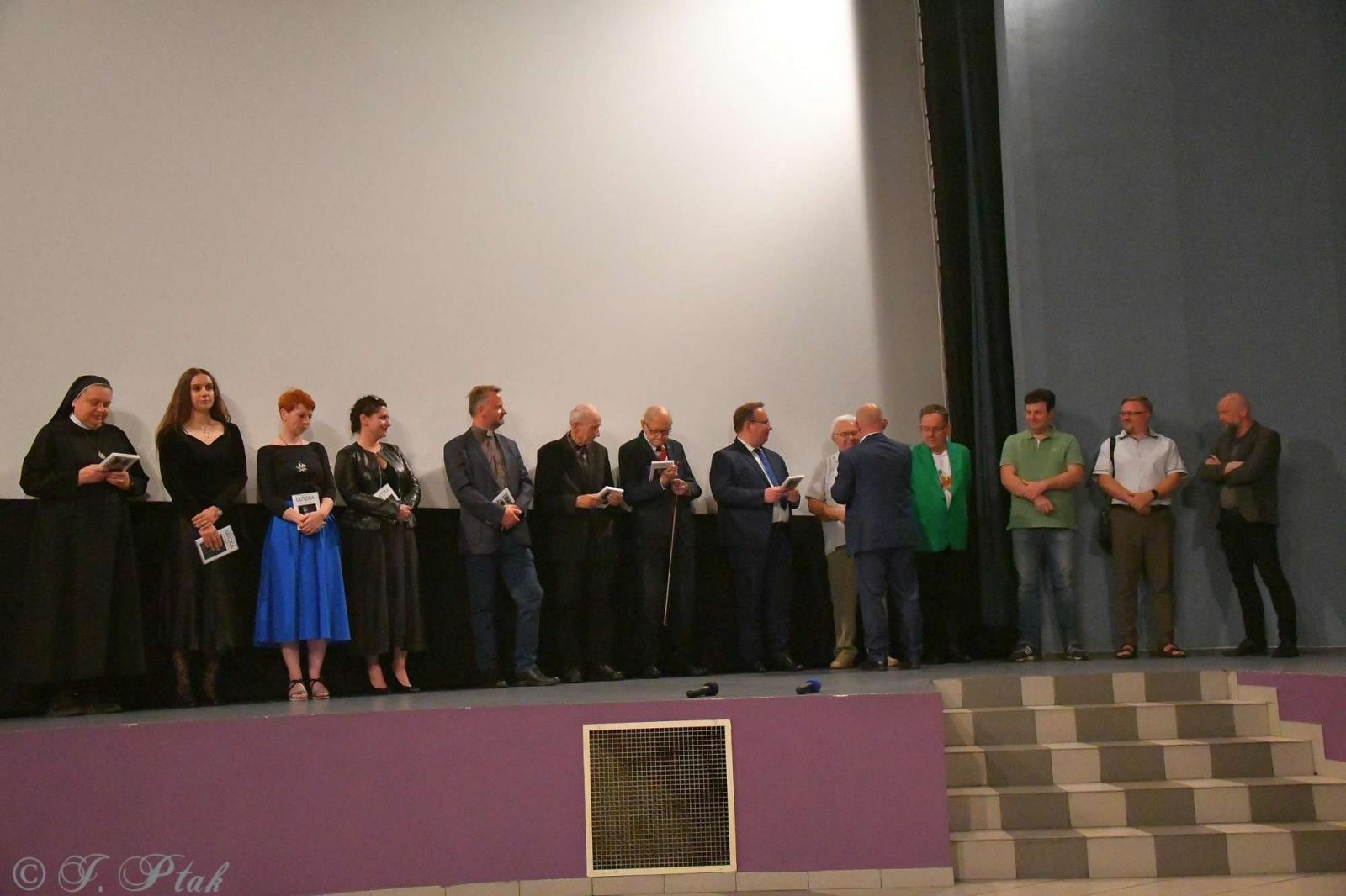 Zdjęcie w galerii na portalu naszraciborz.pl: Zapomniany wygnaniec i turbopolacy. Nowy film Adriana Szczypińskiego po kinowej premierze wiadomości z regionu