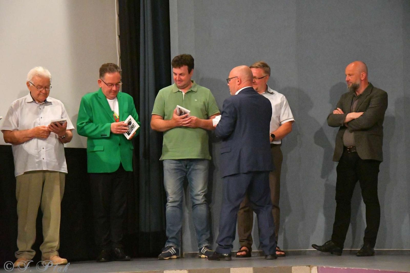 Zdjęcie w galerii na portalu naszraciborz.pl: Zapomniany wygnaniec i turbopolacy. Nowy film Adriana Szczypińskiego po kinowej premierze wiadomości z regionu