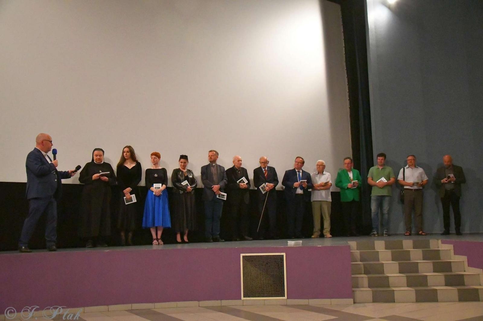 Zdjęcie w galerii na portalu naszraciborz.pl: Zapomniany wygnaniec i turbopolacy. Nowy film Adriana Szczypińskiego po kinowej premierze wiadomości z regionu