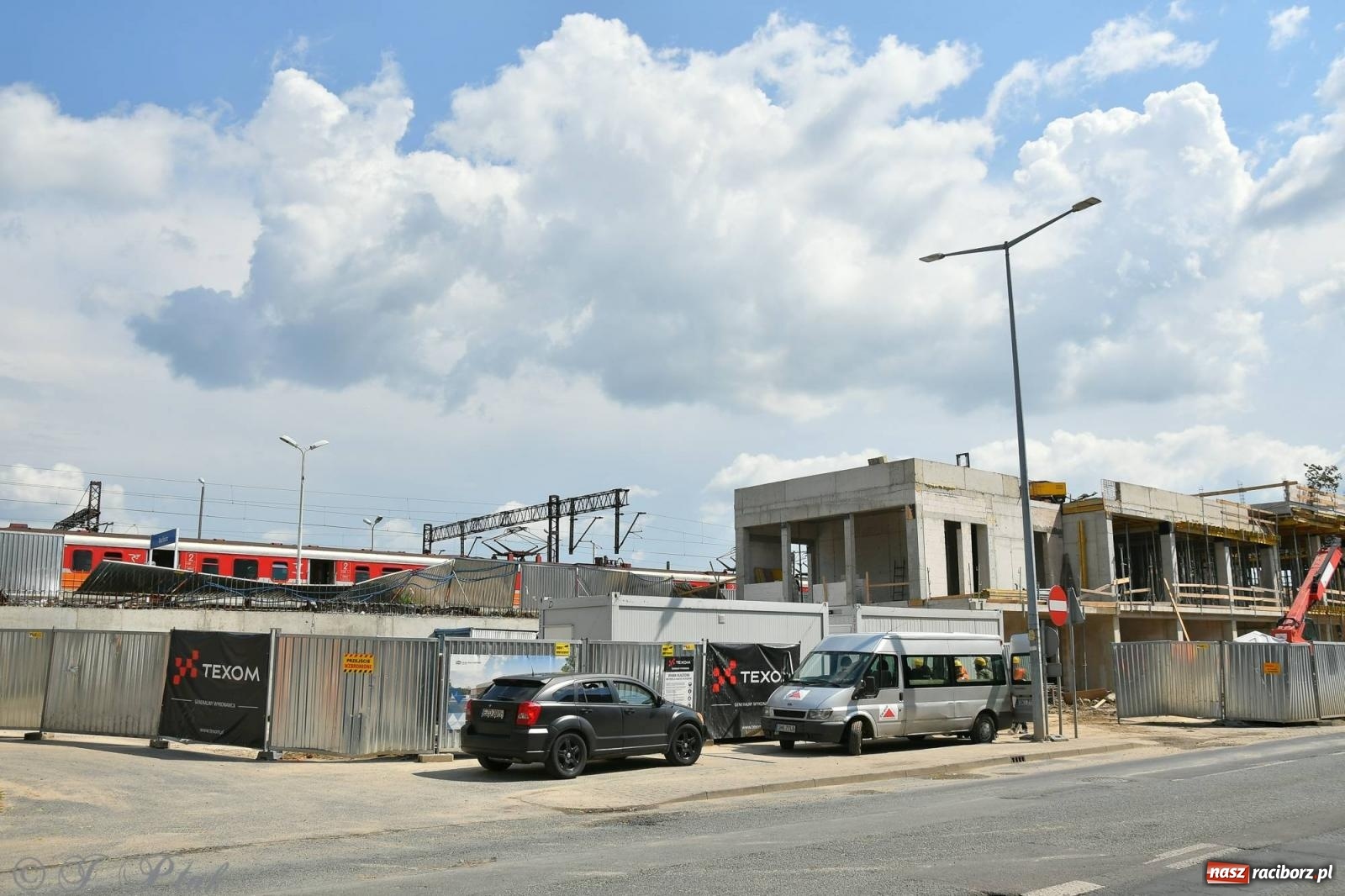 Zdjęcie w galerii na portalu naszraciborz.pl: Wiecha na budynku nowego raciborskiego dworca. Pierwszy etap budowy za nami wiadomości z regionu