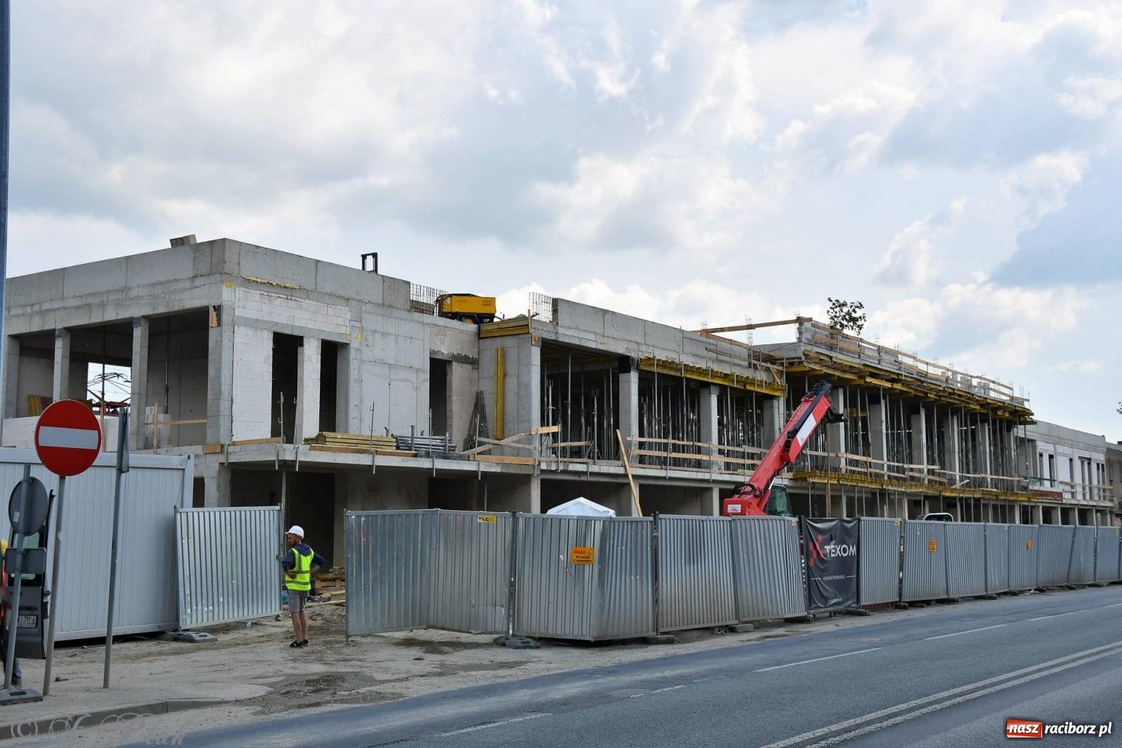 Zdjęcie w galerii na portalu naszraciborz.pl: Wiecha na budynku nowego raciborskiego dworca. Pierwszy etap budowy za nami wiadomości z regionu