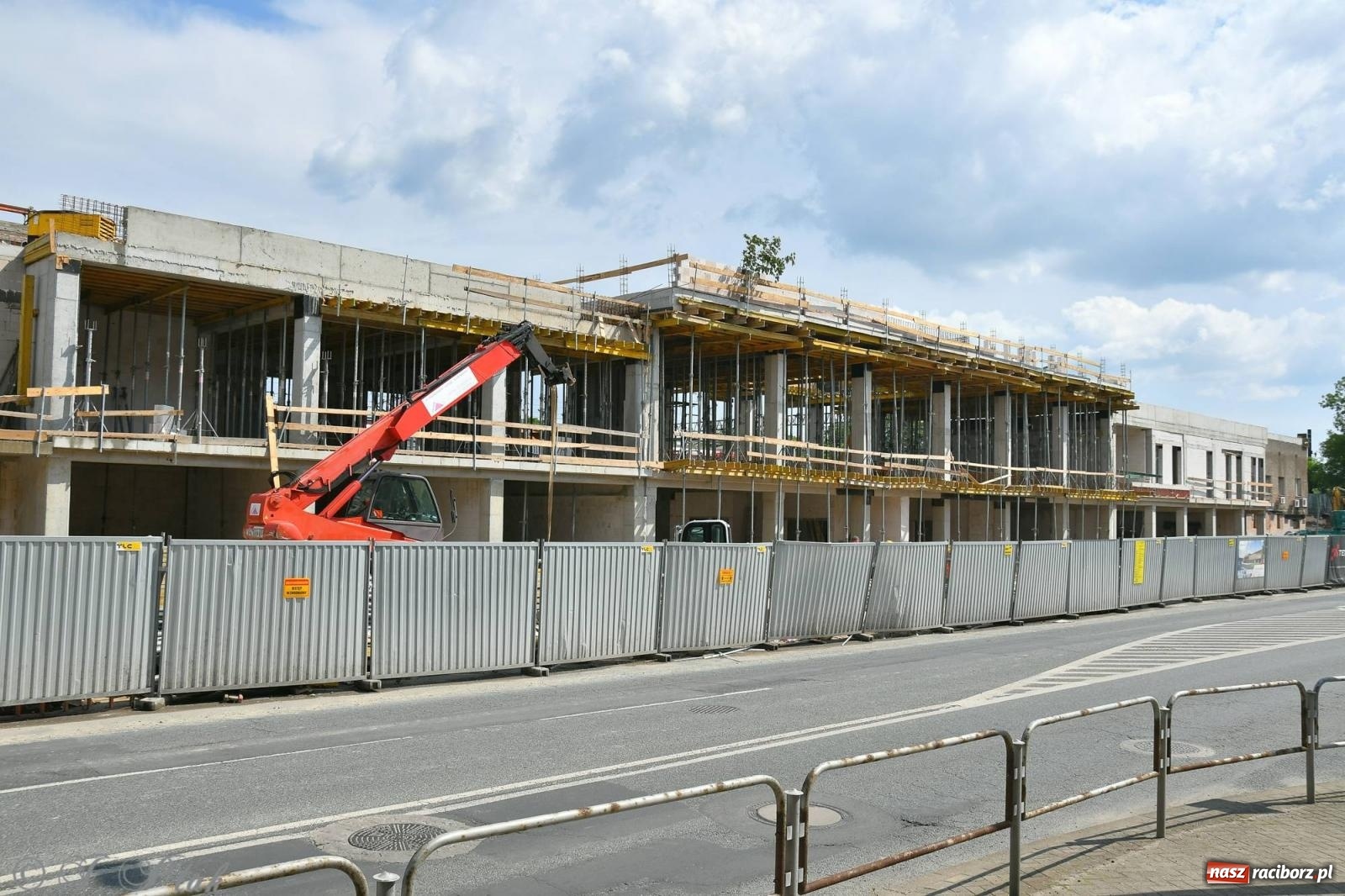 Zdjęcie w galerii na portalu naszraciborz.pl: Wiecha na budynku nowego raciborskiego dworca. Pierwszy etap budowy za nami wiadomości z regionu
