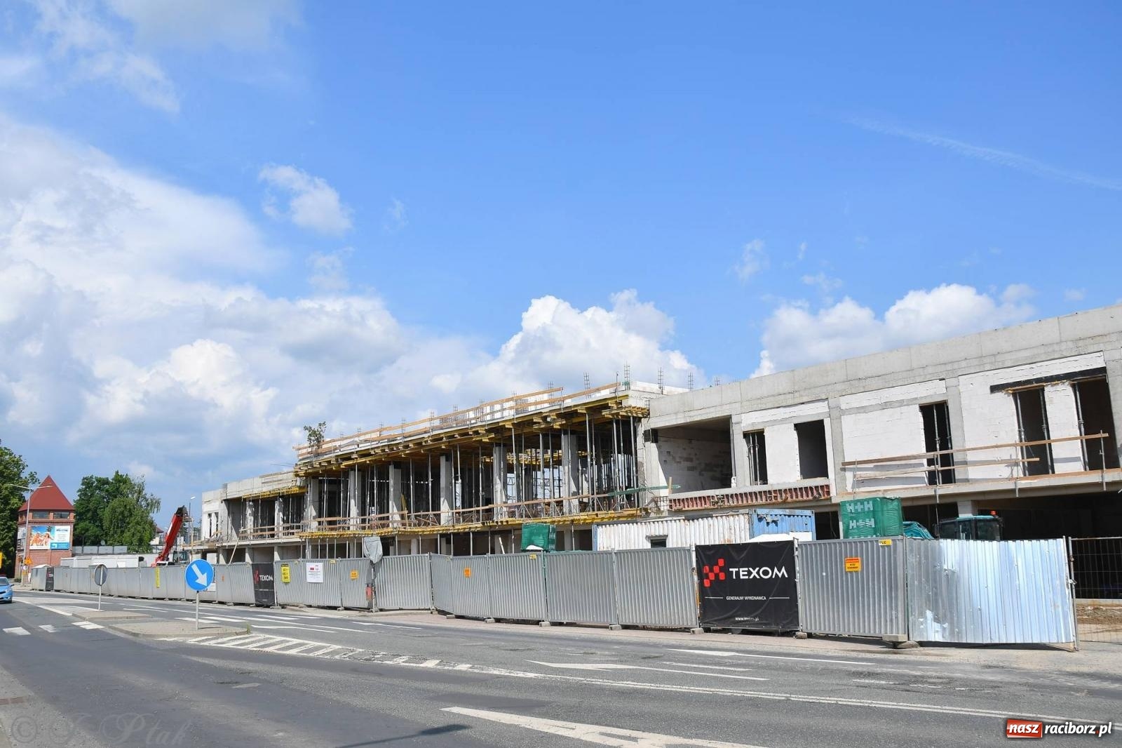 Zdjęcie w galerii na portalu naszraciborz.pl: Wiecha na budynku nowego raciborskiego dworca. Pierwszy etap budowy za nami wiadomości z regionu