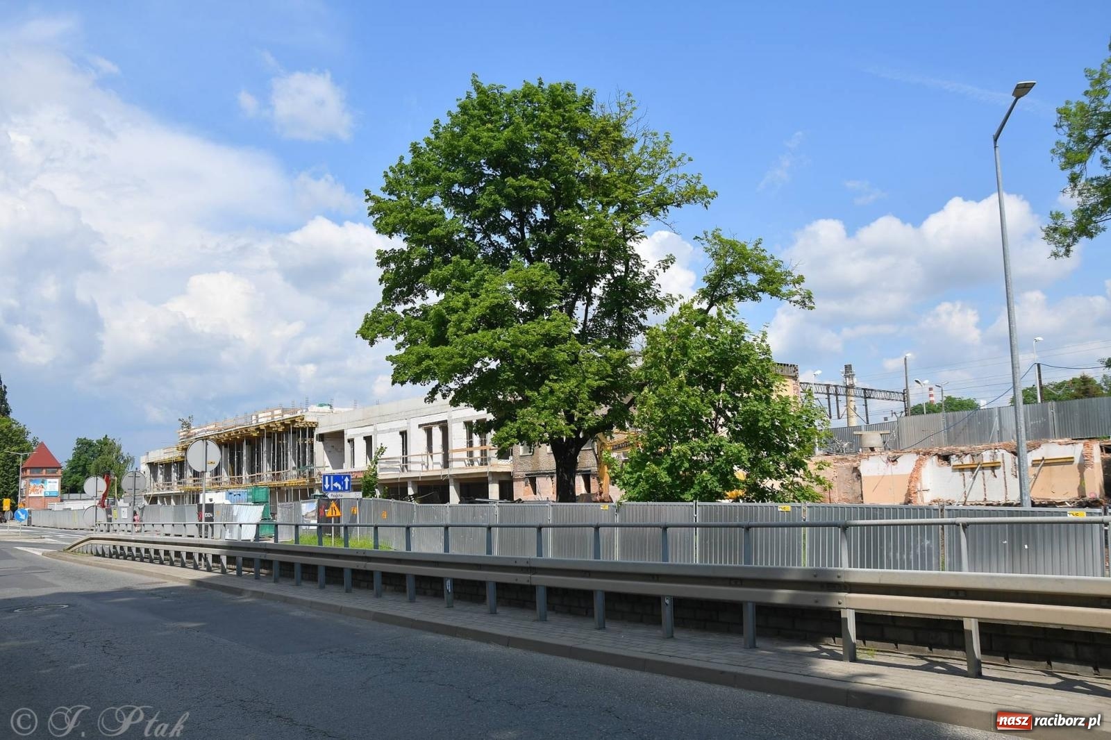 Zdjęcie w galerii na portalu naszraciborz.pl: Wiecha na budynku nowego raciborskiego dworca. Pierwszy etap budowy za nami wiadomości z regionu
