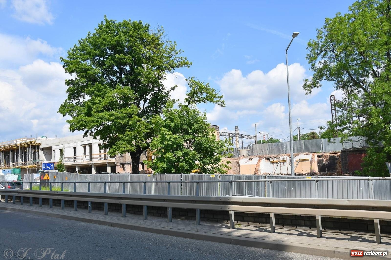 Zdjęcie w galerii na portalu naszraciborz.pl: Wiecha na budynku nowego raciborskiego dworca. Pierwszy etap budowy za nami wiadomości z regionu