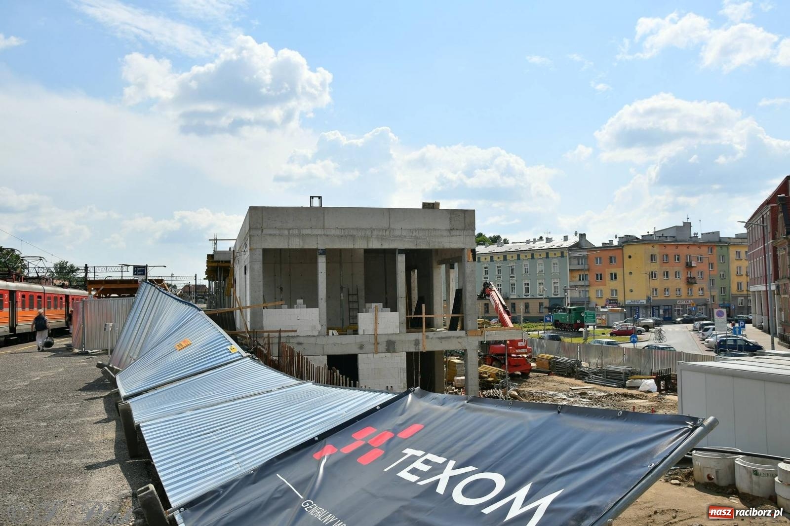Zdjęcie w galerii na portalu naszraciborz.pl: Wiecha na budynku nowego raciborskiego dworca. Pierwszy etap budowy za nami wiadomości z regionu