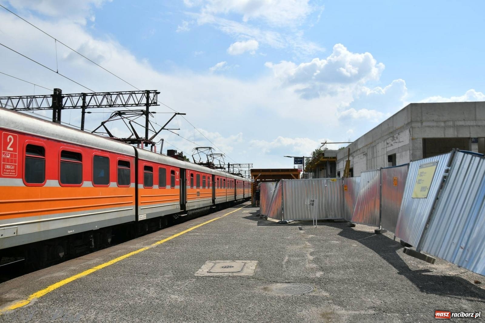 Zdjęcie w galerii na portalu naszraciborz.pl: Wiecha na budynku nowego raciborskiego dworca. Pierwszy etap budowy za nami wiadomości z regionu
