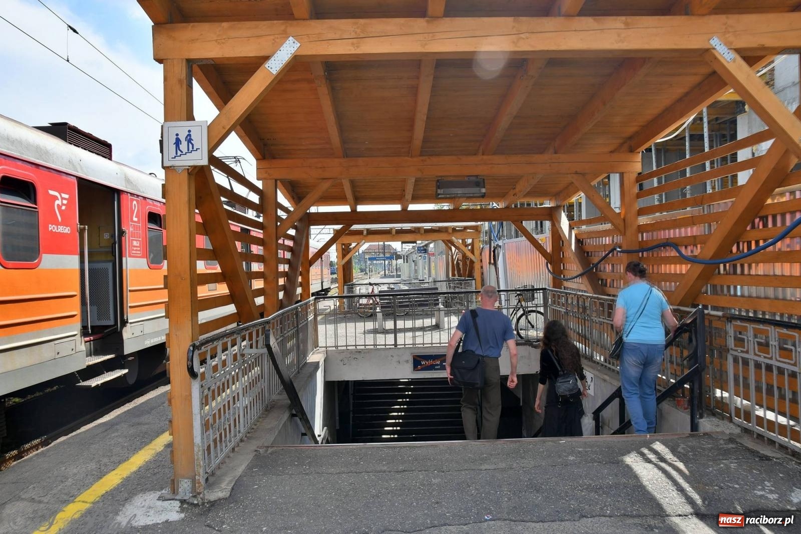 Zdjęcie w galerii na portalu naszraciborz.pl: Wiecha na budynku nowego raciborskiego dworca. Pierwszy etap budowy za nami wiadomości z regionu