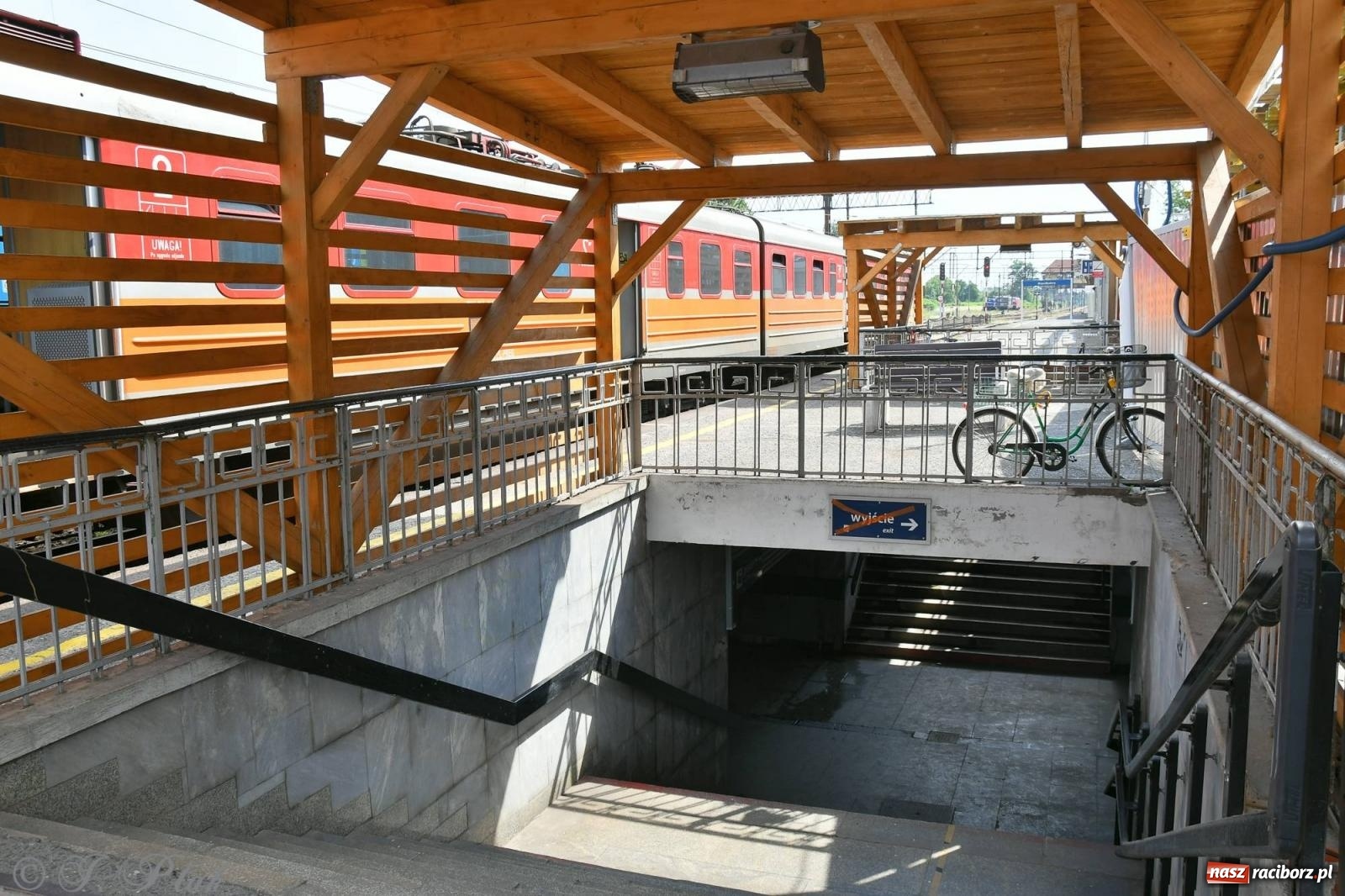 Zdjęcie w galerii na portalu naszraciborz.pl: Wiecha na budynku nowego raciborskiego dworca. Pierwszy etap budowy za nami wiadomości z regionu