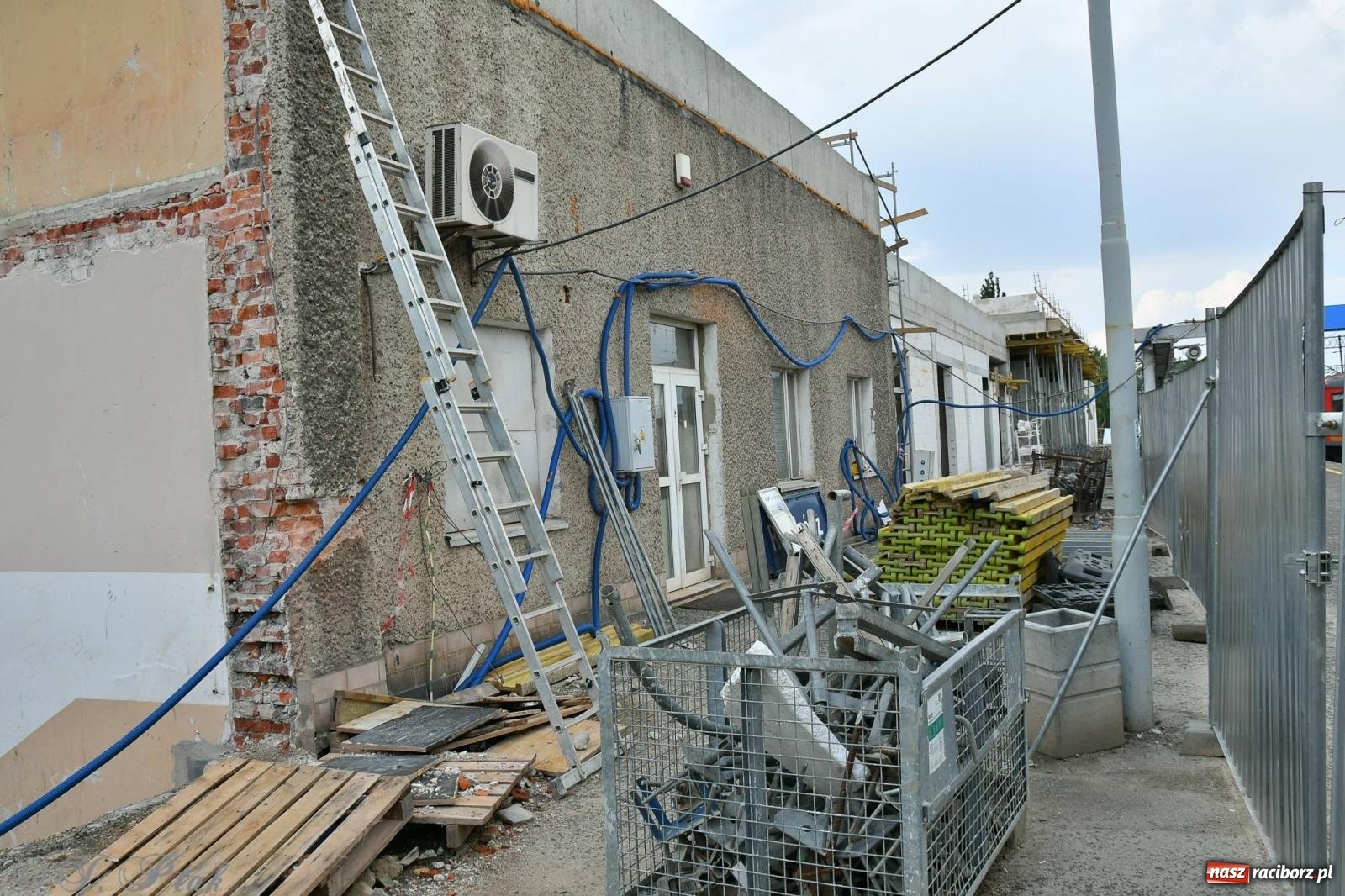 Zdjęcie w galerii na portalu naszraciborz.pl: Wiecha na budynku nowego raciborskiego dworca. Pierwszy etap budowy za nami wiadomości z regionu