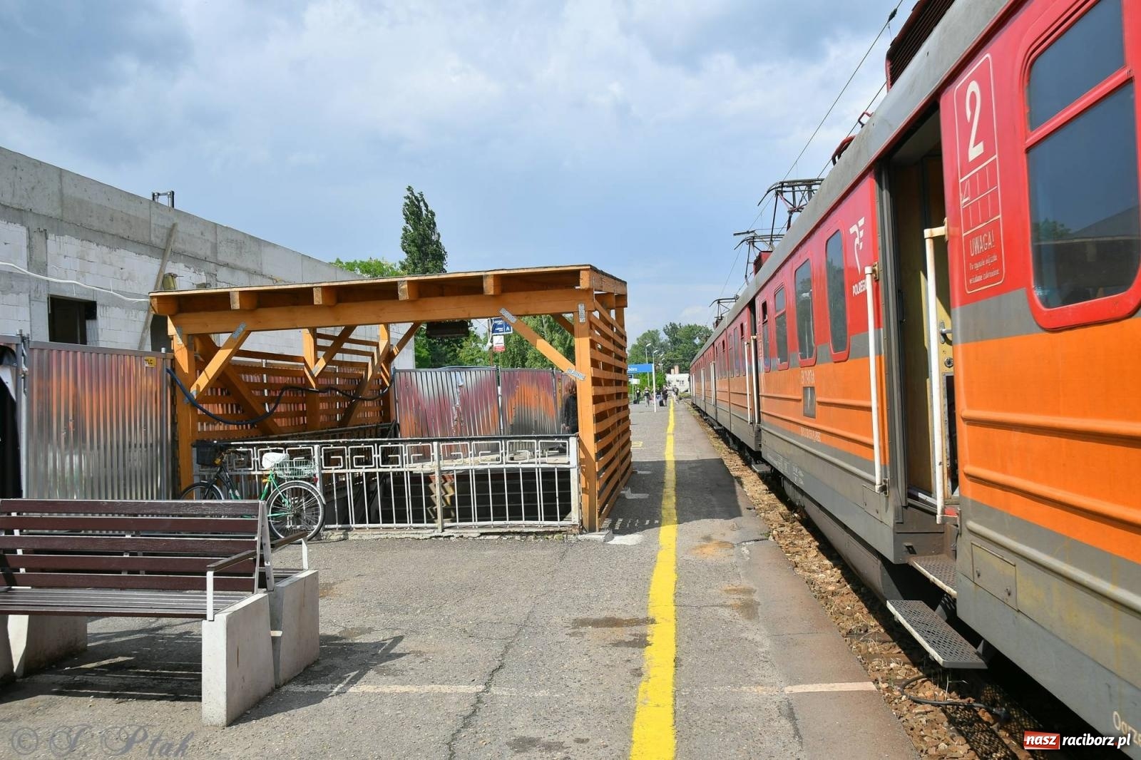 Zdjęcie w galerii na portalu naszraciborz.pl: Wiecha na budynku nowego raciborskiego dworca. Pierwszy etap budowy za nami wiadomości z regionu
