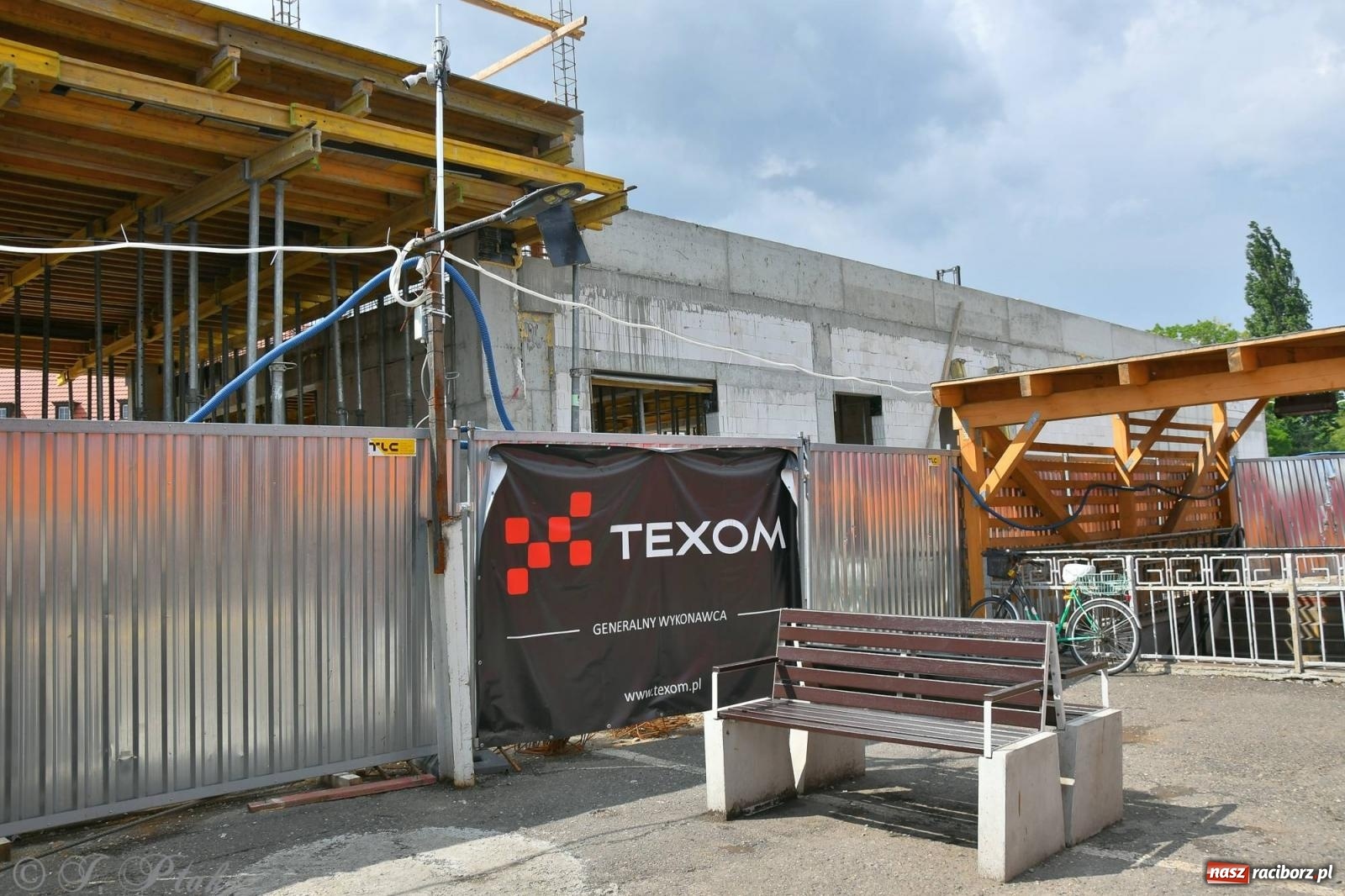Zdjęcie w galerii na portalu naszraciborz.pl: Wiecha na budynku nowego raciborskiego dworca. Pierwszy etap budowy za nami wiadomości z regionu