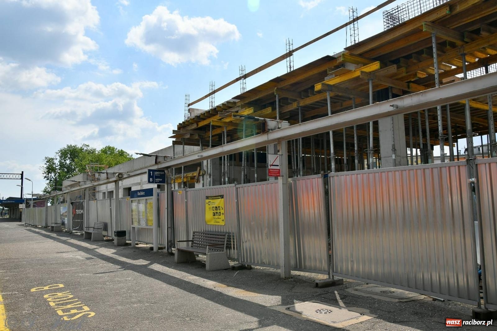 Zdjęcie w galerii na portalu naszraciborz.pl: Wiecha na budynku nowego raciborskiego dworca. Pierwszy etap budowy za nami wiadomości z regionu