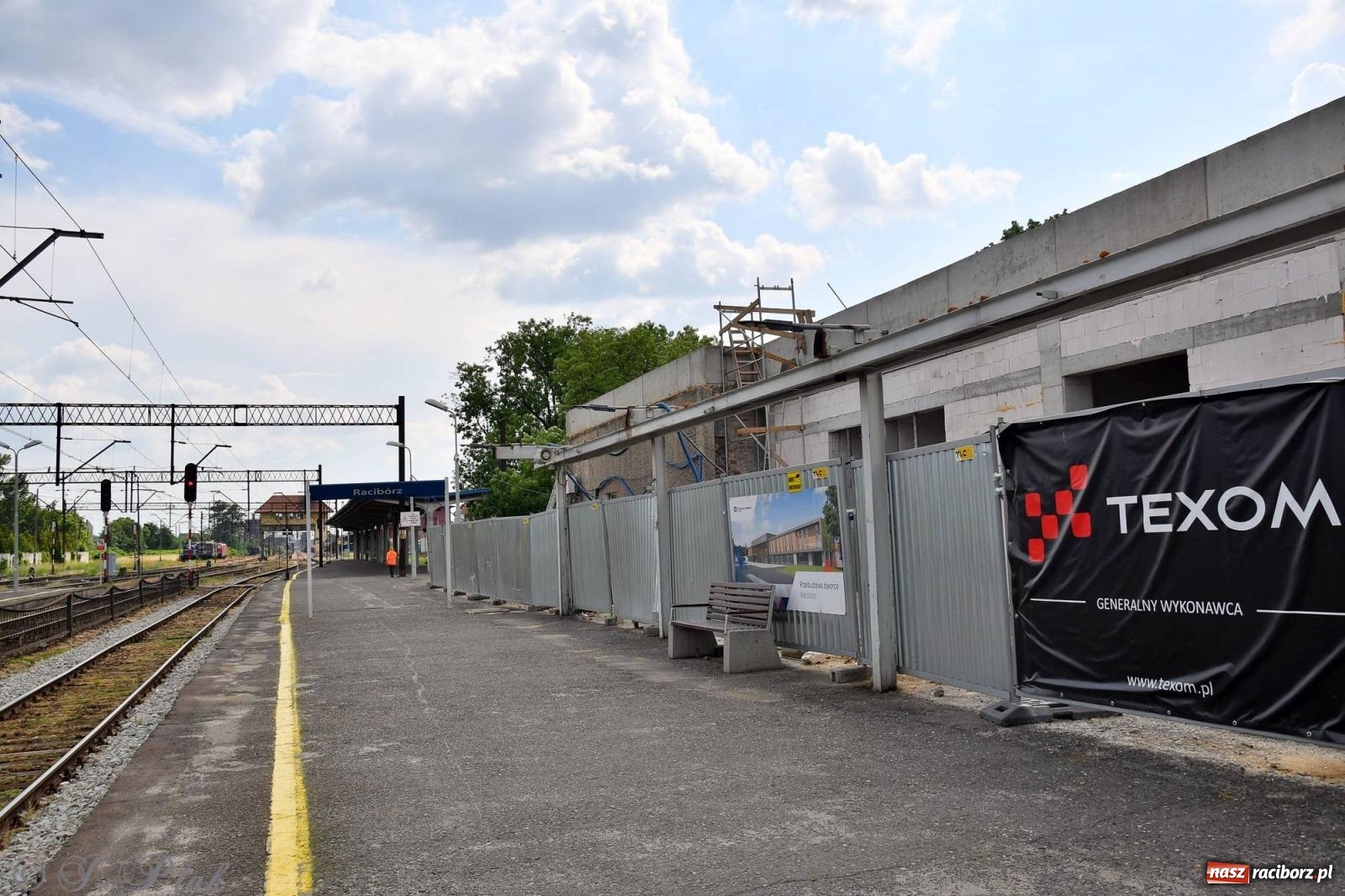 Zdjęcie w galerii na portalu naszraciborz.pl: Wiecha na budynku nowego raciborskiego dworca. Pierwszy etap budowy za nami wiadomości z regionu