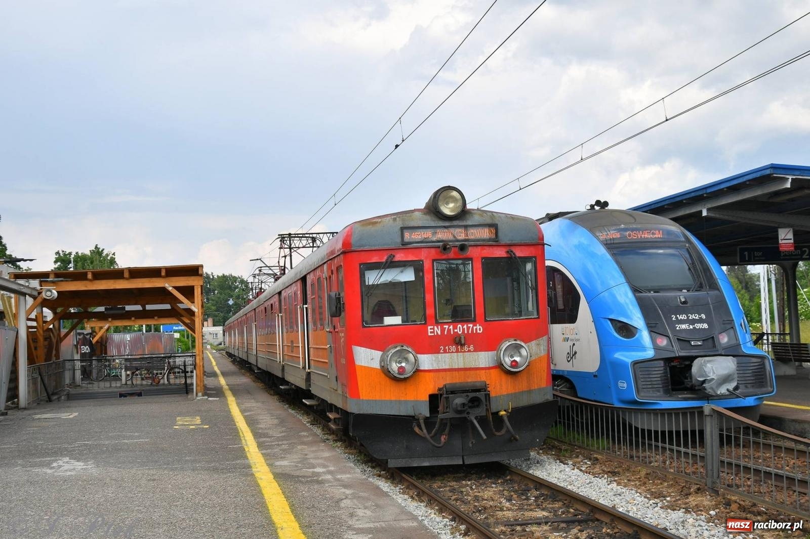Zdjęcie w galerii na portalu naszraciborz.pl: Wiecha na budynku nowego raciborskiego dworca. Pierwszy etap budowy za nami wiadomości z regionu