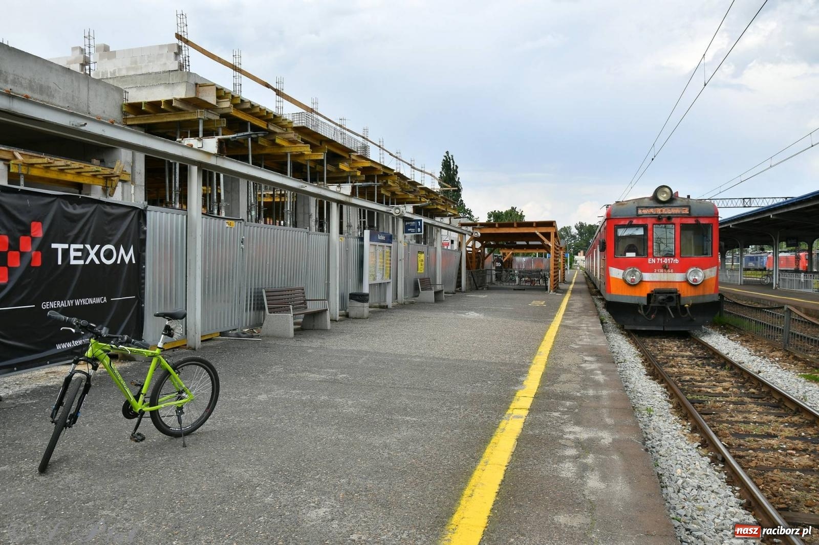 Zdjęcie w galerii na portalu naszraciborz.pl: Wiecha na budynku nowego raciborskiego dworca. Pierwszy etap budowy za nami wiadomości z regionu