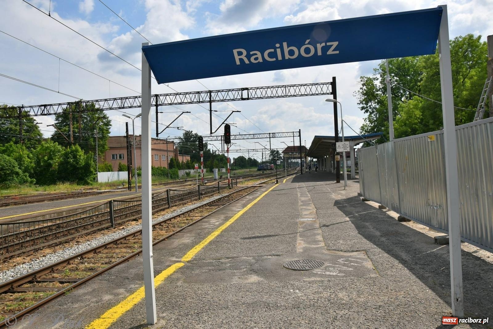 Zdjęcie w galerii na portalu naszraciborz.pl: Wiecha na budynku nowego raciborskiego dworca. Pierwszy etap budowy za nami wiadomości z regionu