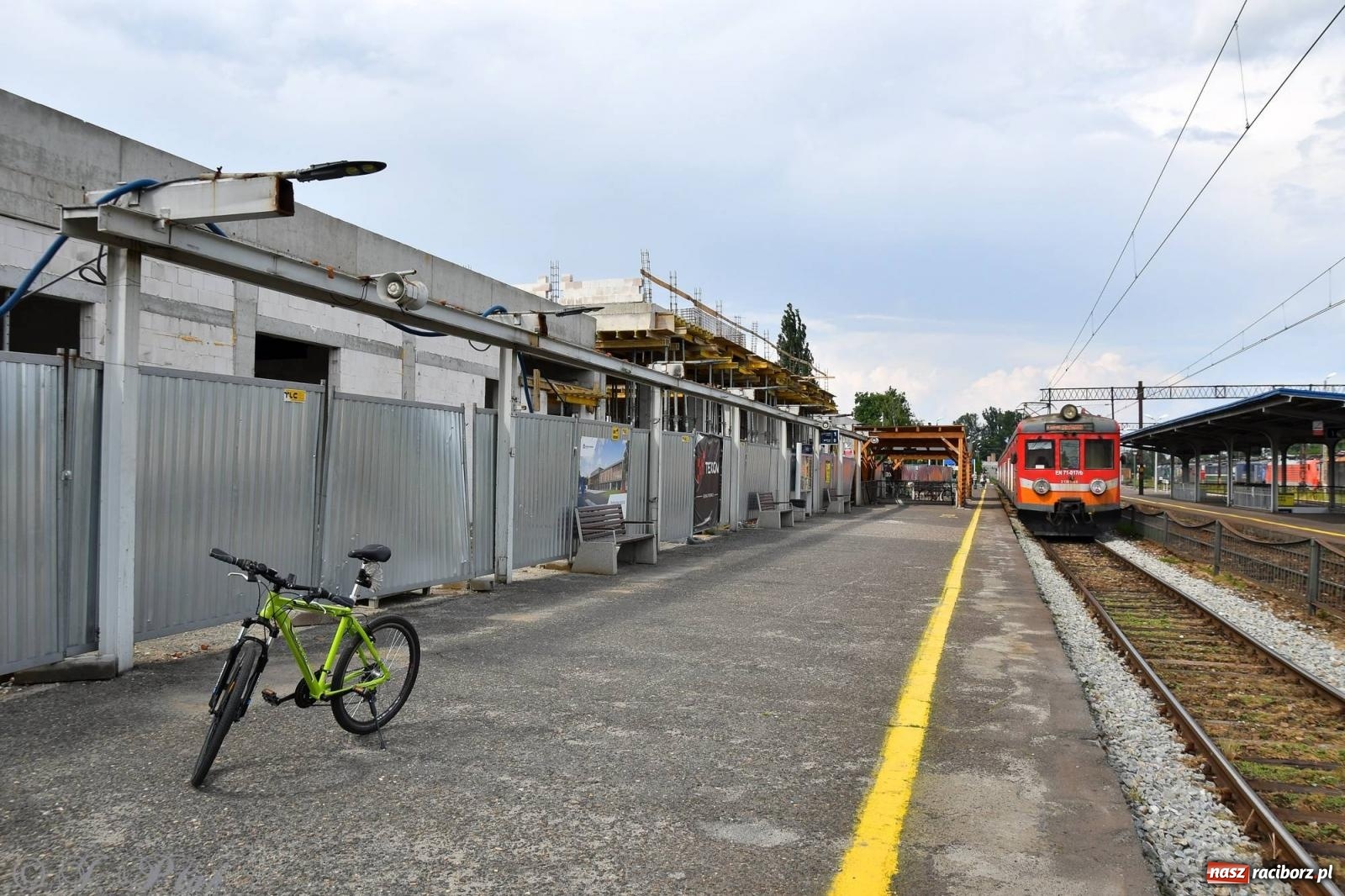 Zdjęcie w galerii na portalu naszraciborz.pl: Wiecha na budynku nowego raciborskiego dworca. Pierwszy etap budowy za nami wiadomości z regionu