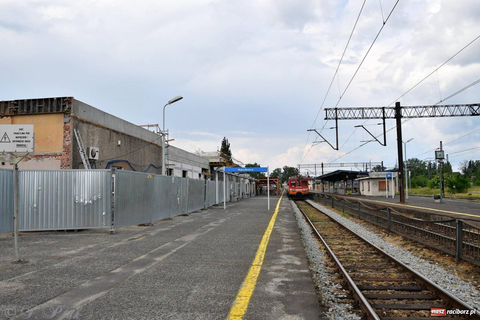 Zdjęcie w galerii na portalu naszraciborz.pl: Wiecha na budynku nowego raciborskiego dworca. Pierwszy etap budowy za nami wiadomości z regionu