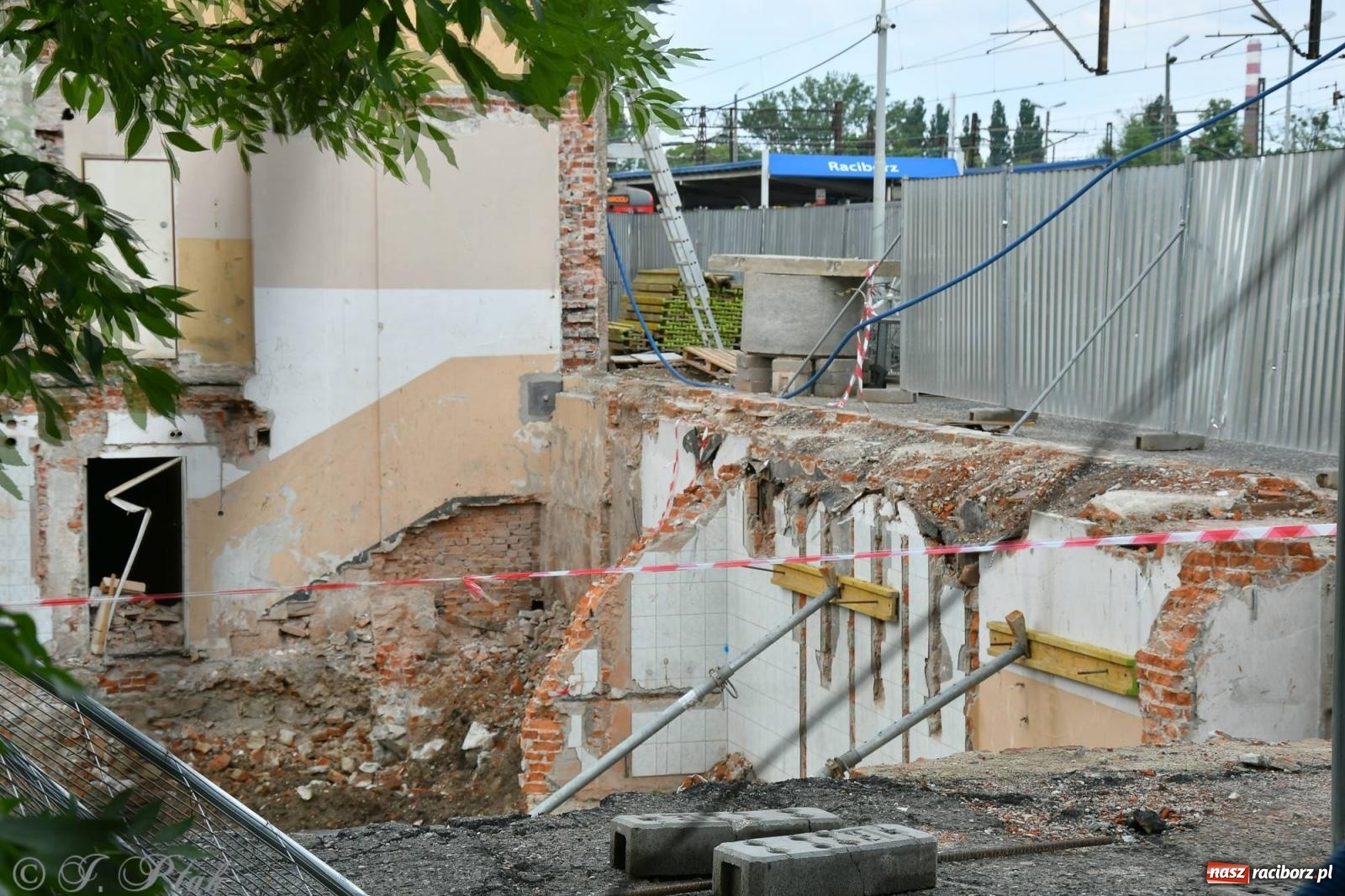 Zdjęcie w galerii na portalu naszraciborz.pl: Wiecha na budynku nowego raciborskiego dworca. Pierwszy etap budowy za nami wiadomości z regionu