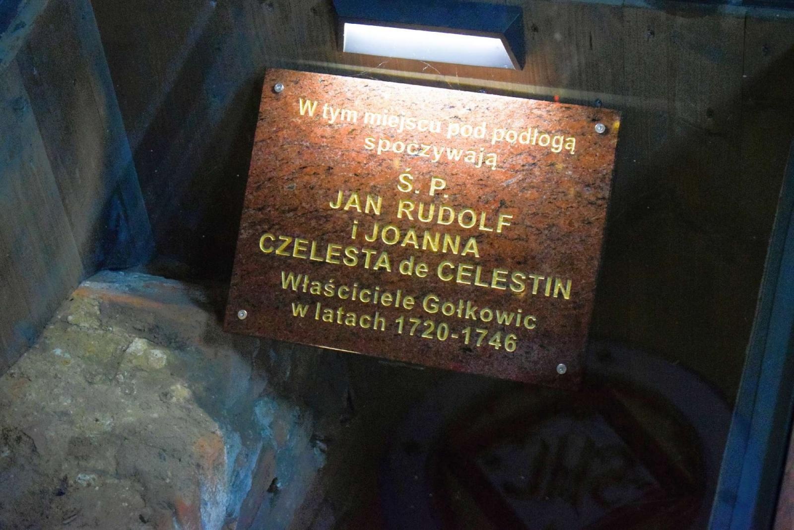 Zdjęcie w galerii na portalu naszraciborz.pl: W kościele św. Anny odsłonięto kryptę dawnych właścicieli Gołkowic wiadomości z regionu