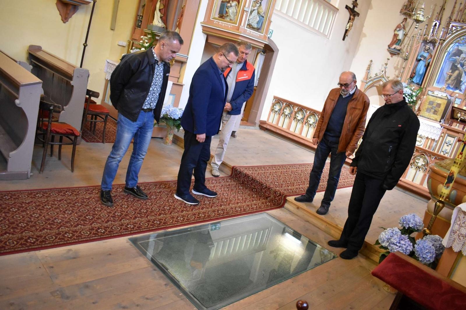 Zdjęcie w galerii na portalu naszraciborz.pl: W kościele św. Anny odsłonięto kryptę dawnych właścicieli Gołkowic wiadomości z regionu