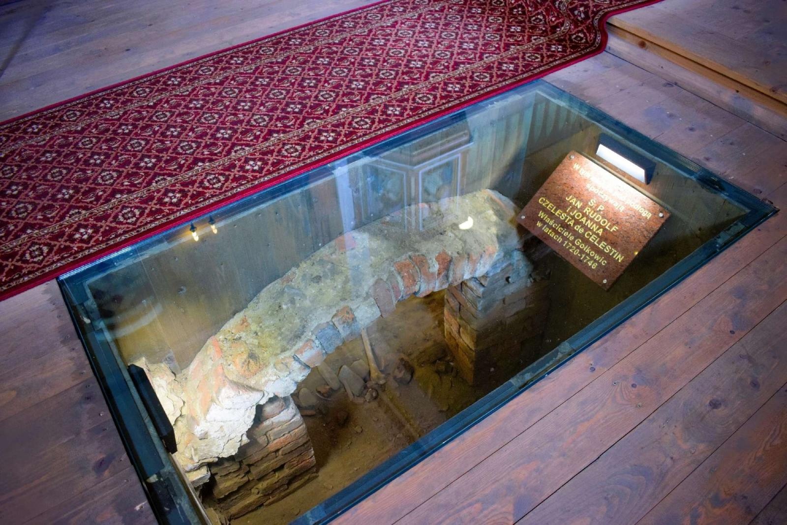 Zdjęcie w galerii na portalu naszraciborz.pl: W kościele św. Anny odsłonięto kryptę dawnych właścicieli Gołkowic wiadomości z regionu