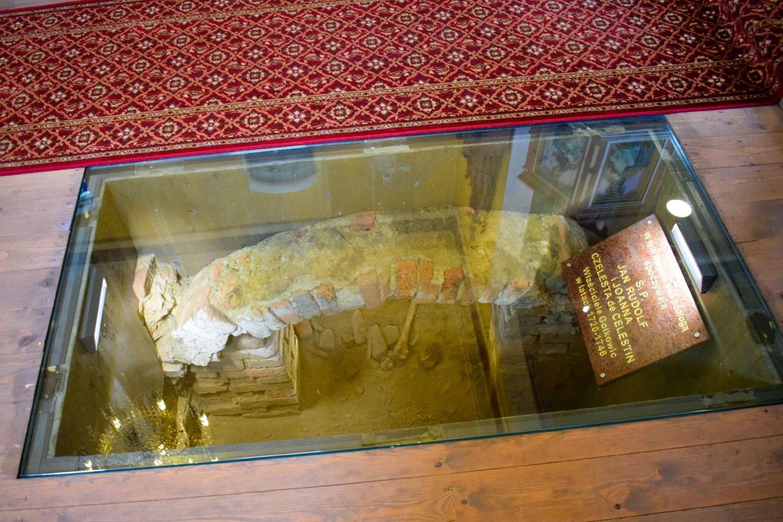 Zdjęcie w galerii na portalu naszraciborz.pl: W kościele św. Anny odsłonięto kryptę dawnych właścicieli Gołkowic wiadomości z regionu