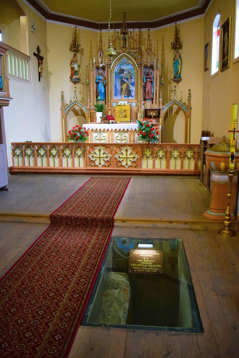 Zdjęcie w galerii na portalu naszraciborz.pl: W kościele św. Anny odsłonięto kryptę dawnych właścicieli Gołkowic wiadomości z regionu