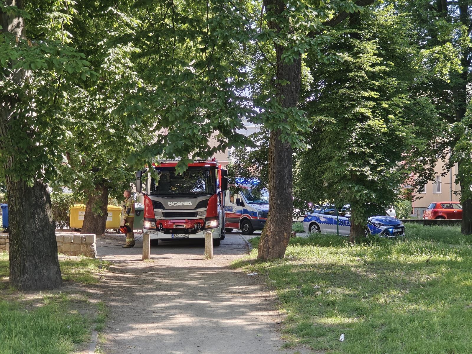 Zdjęcie w galerii na portalu naszraciborz.pl: Raport 998. Strażacka akcja przy Drzymały. Lokatorka w szpitalu wiadomości z regionu