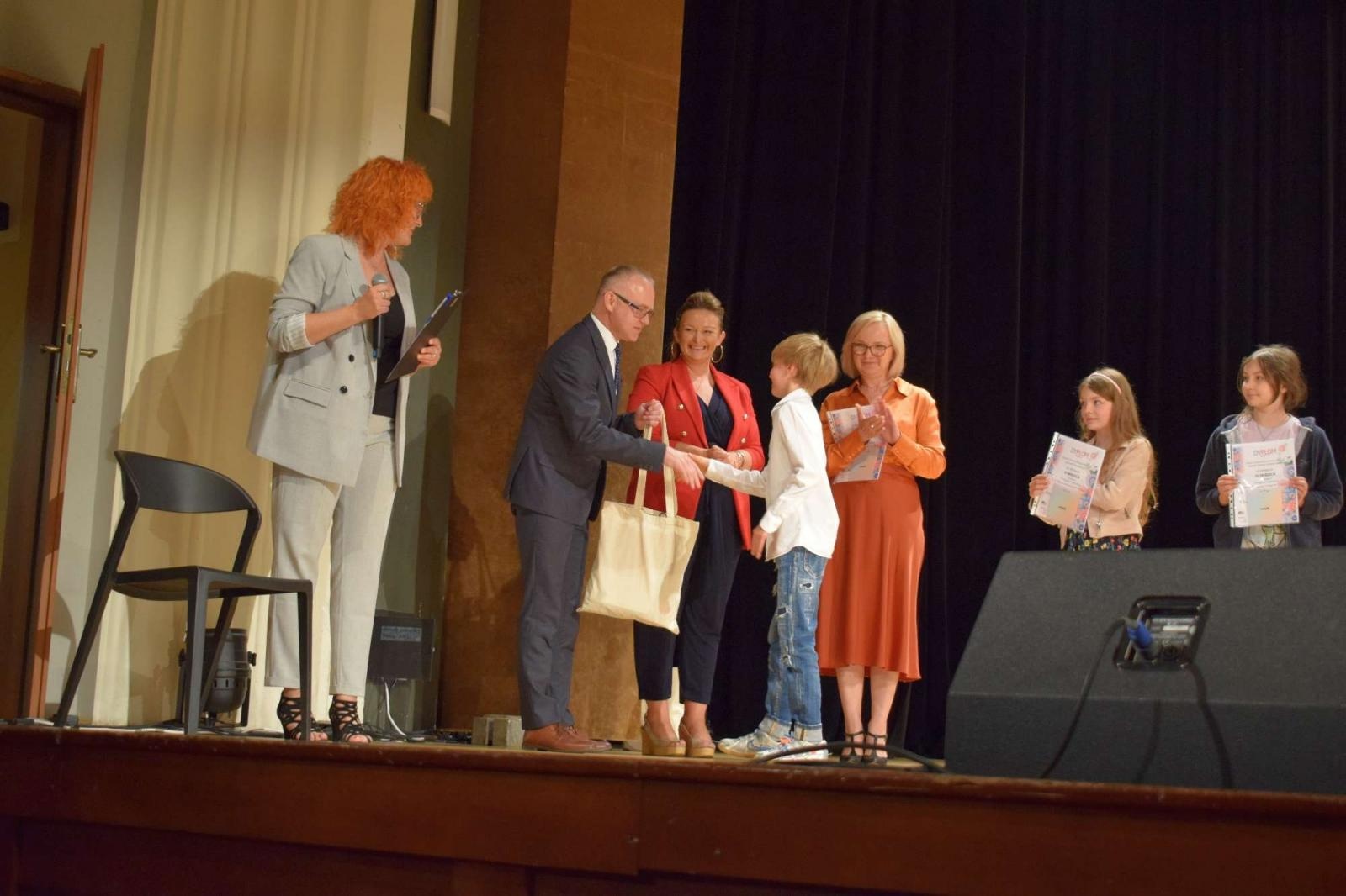 Zdjęcie w galerii na portalu naszraciborz.pl: Gala laureatów XIII Powiatowego Festiwalu Twórczości Artystycznej wiadomości z regionu