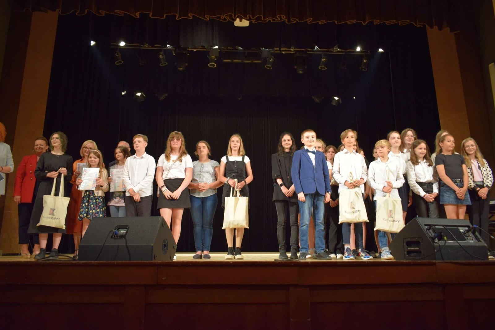 Zdjęcie w galerii na portalu naszraciborz.pl: Gala laureatów XIII Powiatowego Festiwalu Twórczości Artystycznej wiadomości z regionu