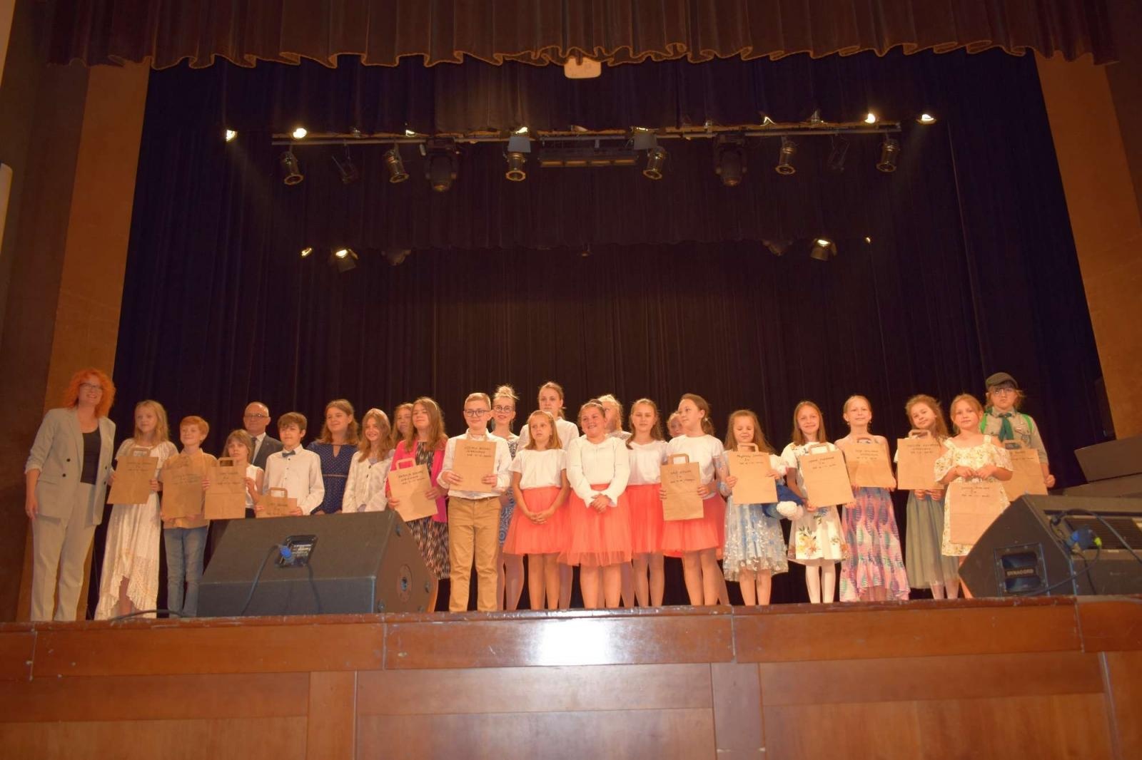 Zdjęcie w galerii na portalu naszraciborz.pl: Gala laureatów XIII Powiatowego Festiwalu Twórczości Artystycznej wiadomości z regionu