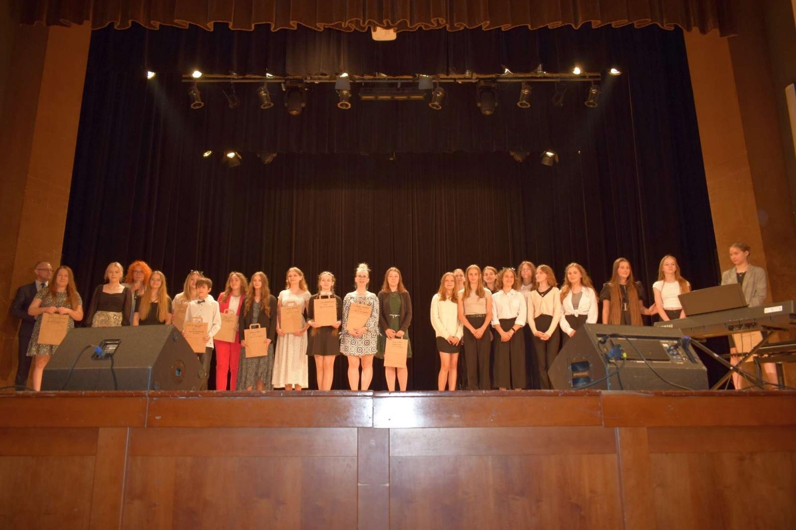 Zdjęcie w galerii na portalu naszraciborz.pl: Gala laureatów XIII Powiatowego Festiwalu Twórczości Artystycznej wiadomości z regionu