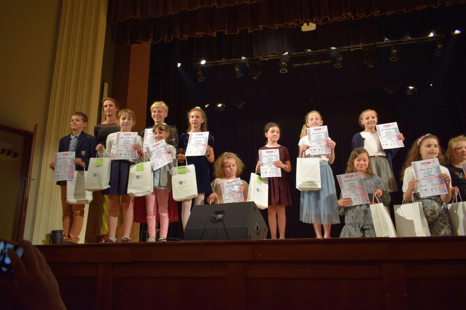 Zdjęcie w galerii na portalu naszraciborz.pl: Gala laureatów XIII Powiatowego Festiwalu Twórczości Artystycznej wiadomości z regionu