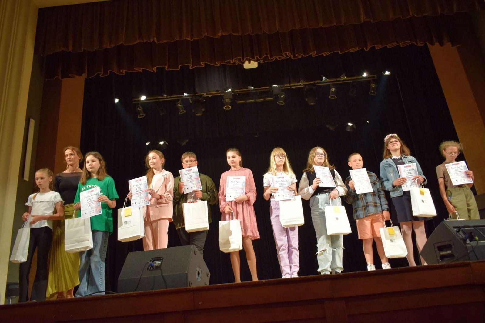 Zdjęcie w galerii na portalu naszraciborz.pl: Gala laureatów XIII Powiatowego Festiwalu Twórczości Artystycznej wiadomości z regionu