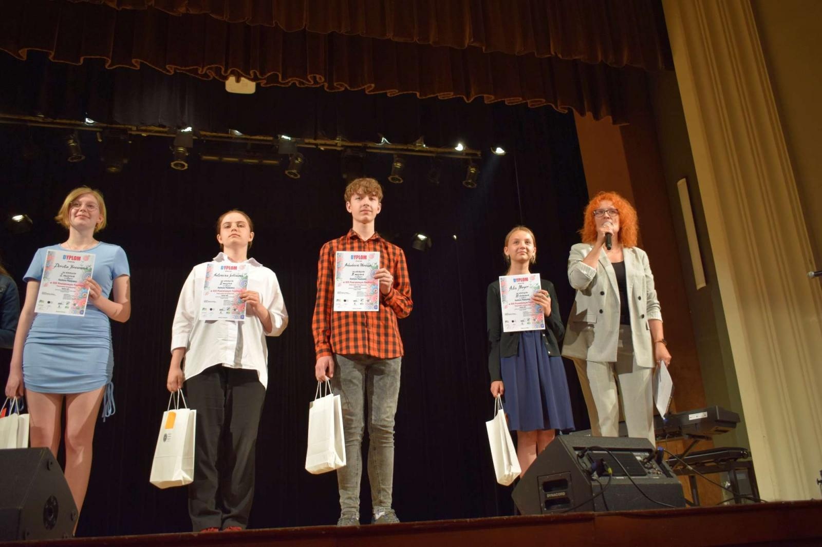 Zdjęcie w galerii na portalu naszraciborz.pl: Gala laureatów XIII Powiatowego Festiwalu Twórczości Artystycznej wiadomości z regionu