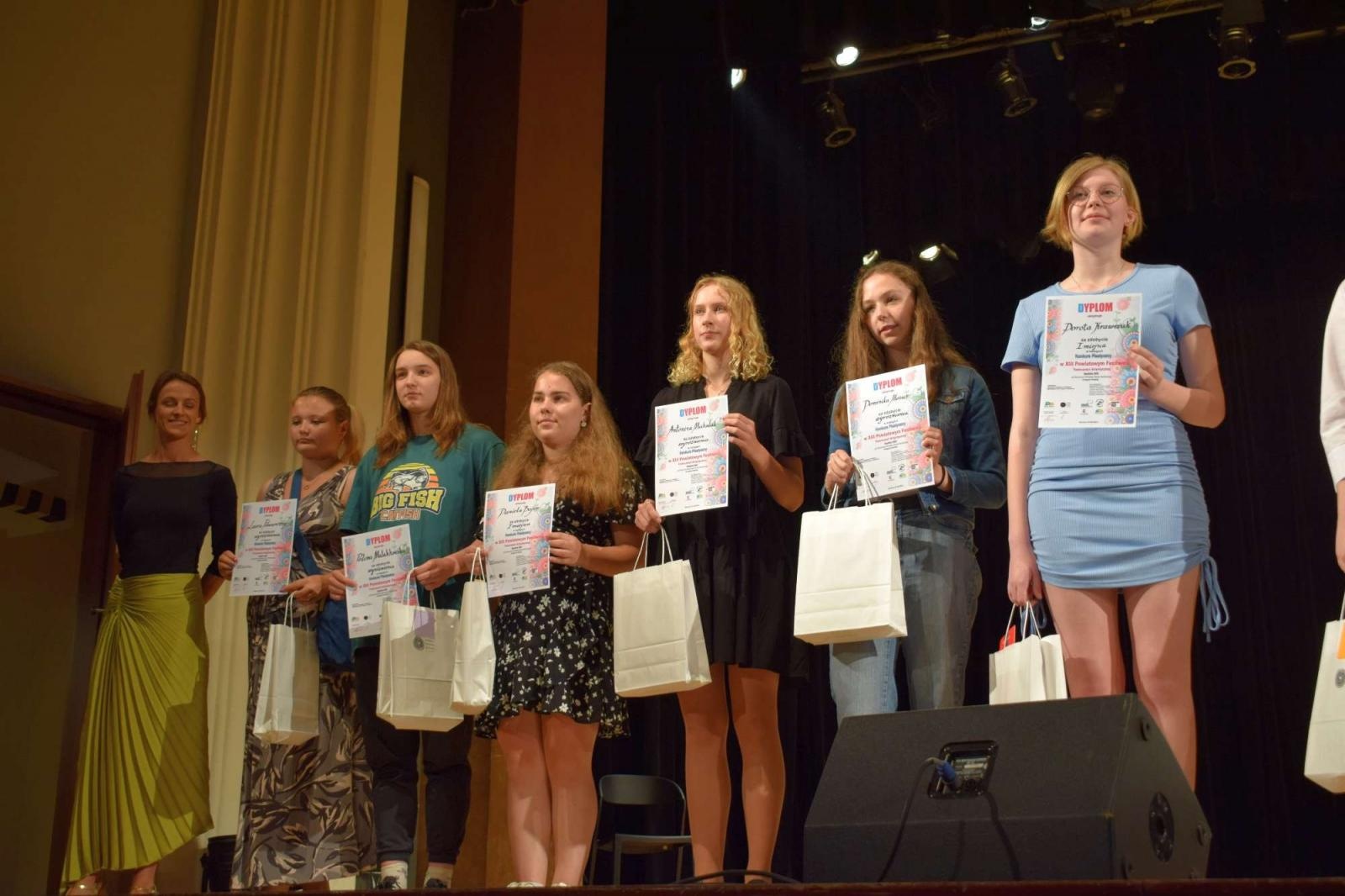 Zdjęcie w galerii na portalu naszraciborz.pl: Gala laureatów XIII Powiatowego Festiwalu Twórczości Artystycznej wiadomości z regionu