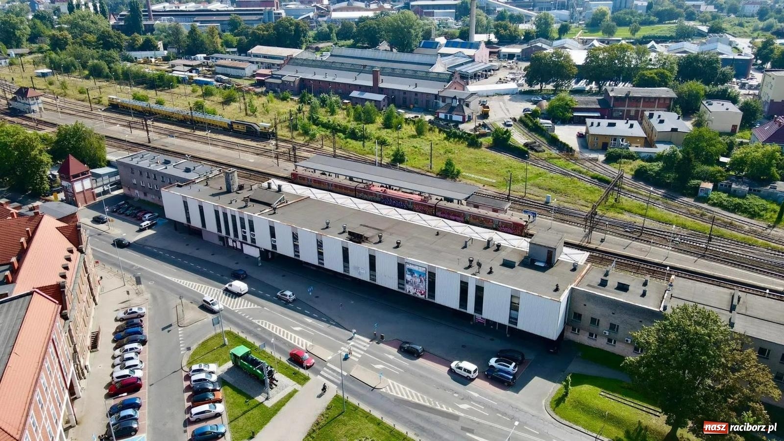 Zdjęcie w galerii na portalu naszraciborz.pl: Stary i nowy dworzec. Porównajcie zdjęcia lotnicze! wiadomości z regionu