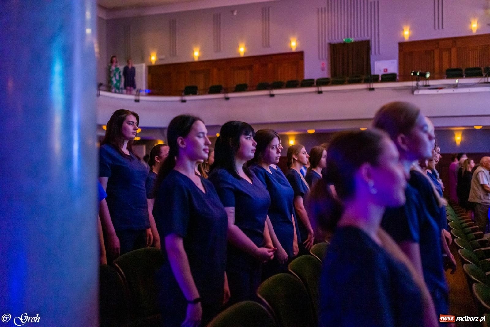 Zdjęcie w galerii na portalu naszraciborz.pl: By zostać pielęgniarką trzeba kochać ludzi. Uroczystość czepkowania studentów ANS w Raciborzu [FOTO i WIDEO] wiadomości z regionu